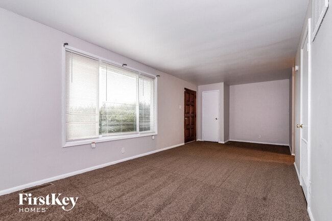 Building Photo - 6616 Oakview Dr N