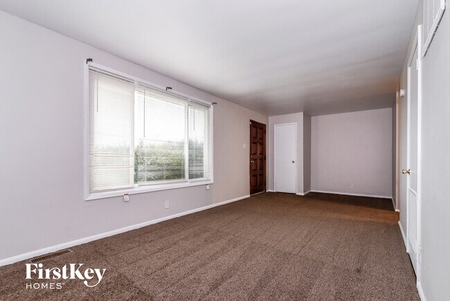 Foto del edificio - 6616 Oakview Dr N