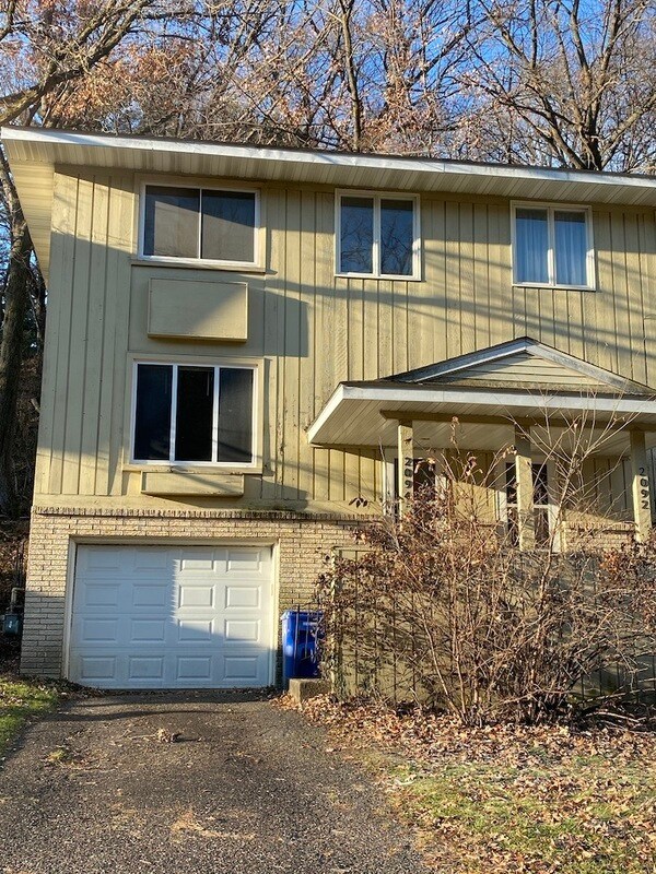 Primary Photo - 2094 Highwood Ave E