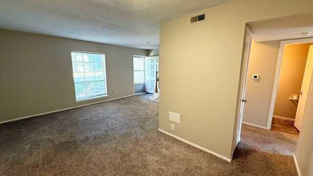 Foto del edificio - NORTH EAST SIDE 2 BEDROOM TOWNHOME AVAILABLE NOW!