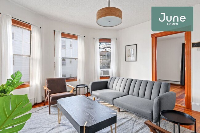 Building Photo - Room Only in 4-bed/1.0-bath Home