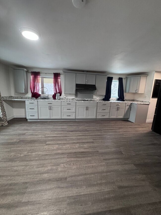 Foto del edificio - Beautiful 2 Bedroom, 1 Bath, 3 Car Garage ...