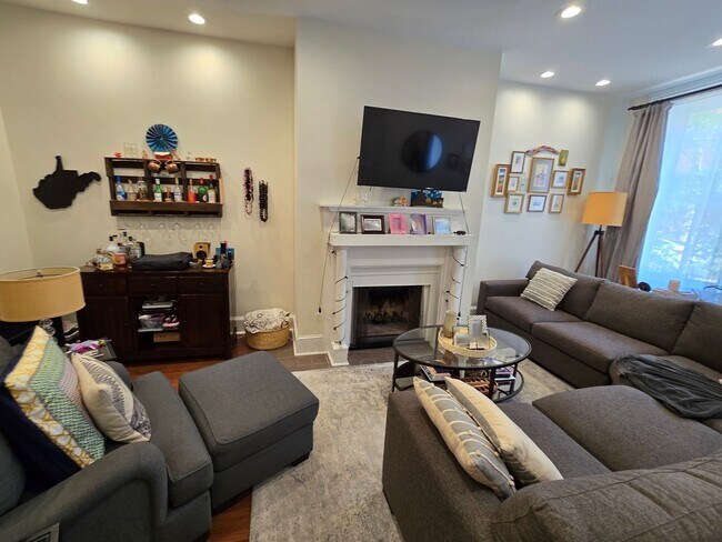 Building Photo - 2006 Mt Vernon St