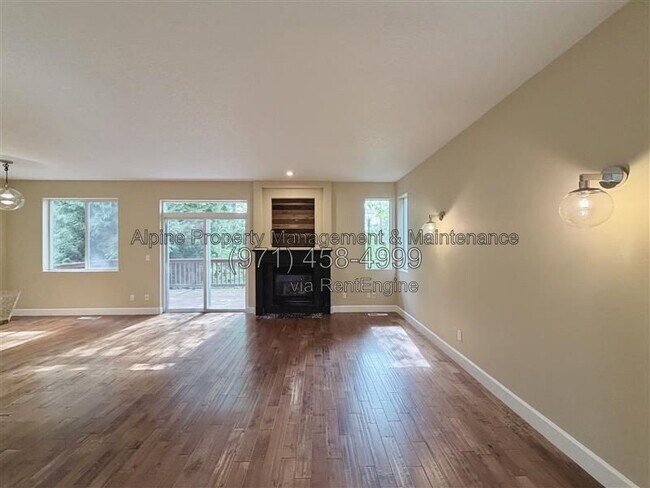 Building Photo - 5758 NE Damsel Dr