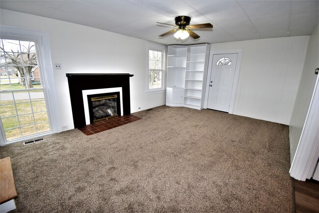 Building Photo - Pet Friendly Home For Rent On Adkins Street!