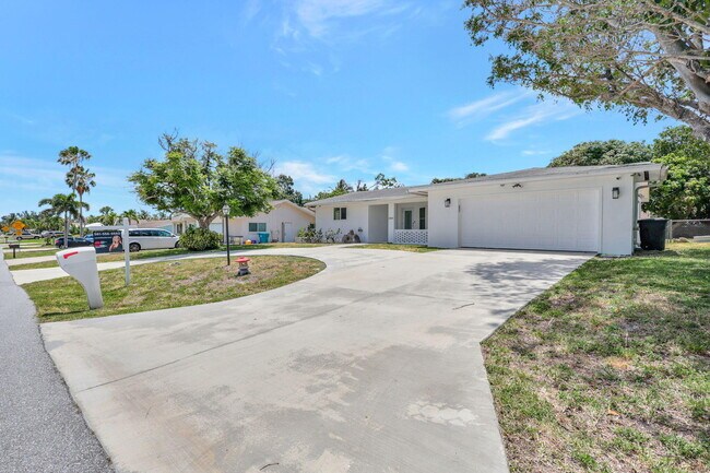Building Photo - 334 SW 13th Ave