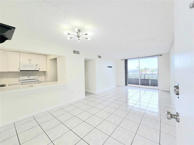Foto principal - 8231 NW 8th St