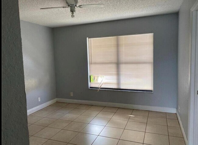 Foto del edificio - 1455 Lake Crystal Dr