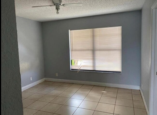 Building Photo - 1455 Lake Crystal Dr