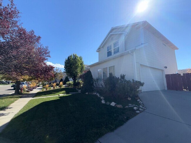 Foto del edificio - Spacious Tri-Level Home for Rent in Tooele...