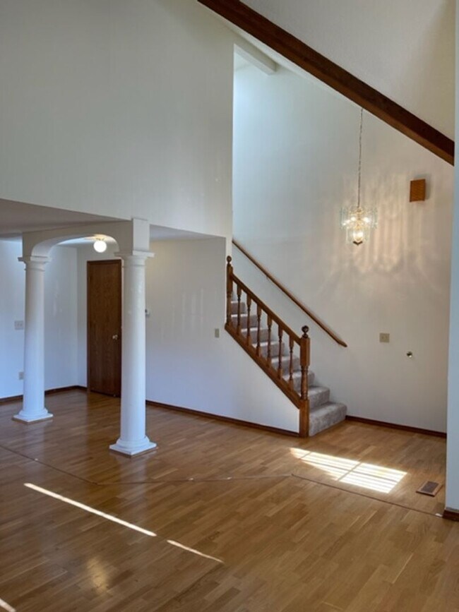 Building Photo - Spacious 4 Bedroom 3 Bath  Two-Story Singl...