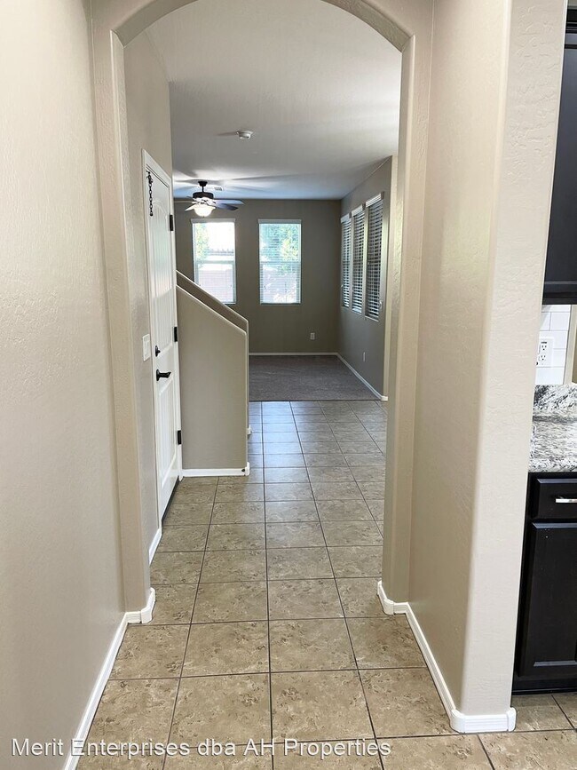 Building Photo - 3 br, 3 bath House - 3454 E AZALEA DR