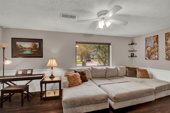 Foto del edificio - 6208 Brookdale Dr
