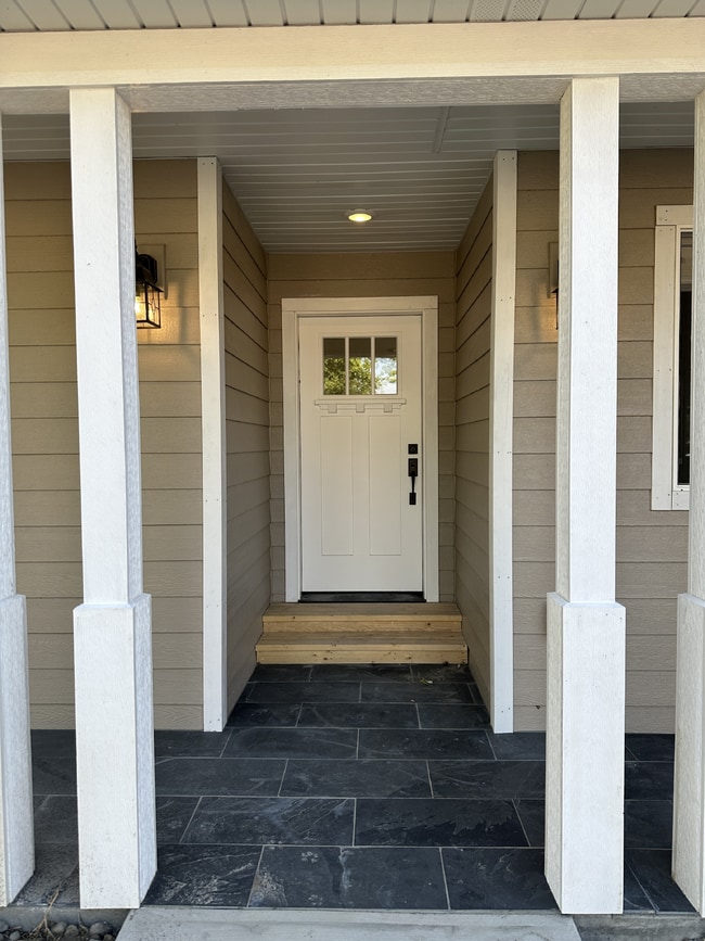 Building Photo - 3 Bed | 2 Bath Twin Bridges Home with Attached Garage