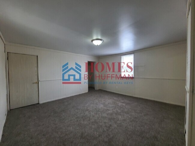 Building Photo - Upstairs Apartment | Move In Ready | All U...