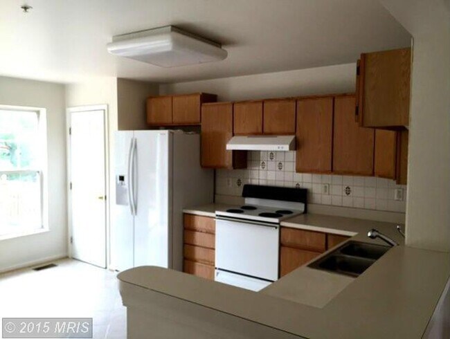 Foto del edificio - A spacious three bedroom, two and one half...
