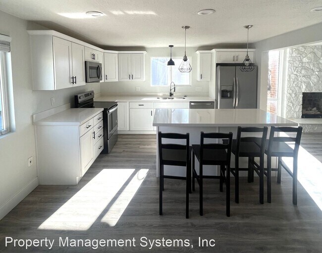 Foto del edificio - 5 br, 2 bath House - 1545 W Leland Dr (742...