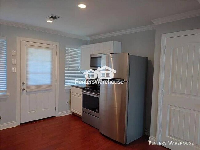 Building Photo - Beautiful 3 bedroom 1 bath cottage, fully ...