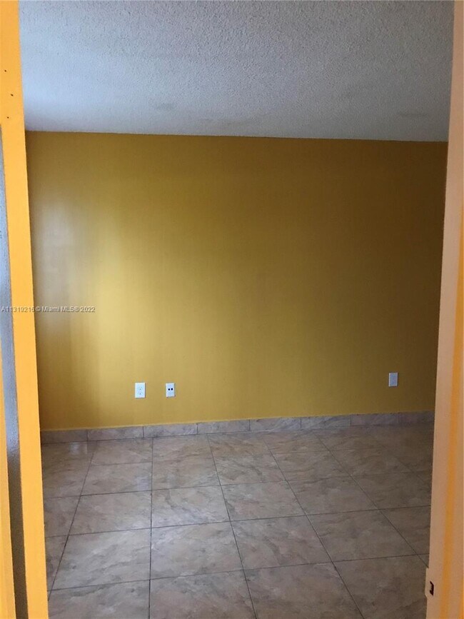 Foto del edificio - 842 NE 209th St