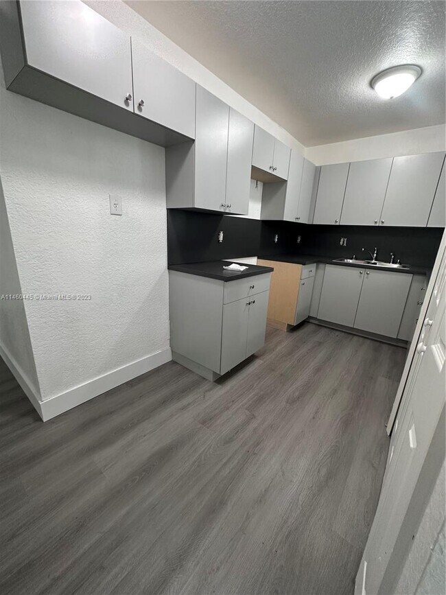 Foto del edificio - 5729 NW 5th Ave