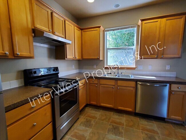 Foto del edificio - *1/2 OFF 1ST MONTH* This 3 bed 2.5 ba Hawt...