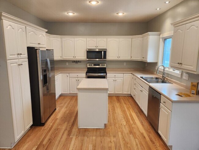 Foto del edificio - 13500 Sheridan Ave