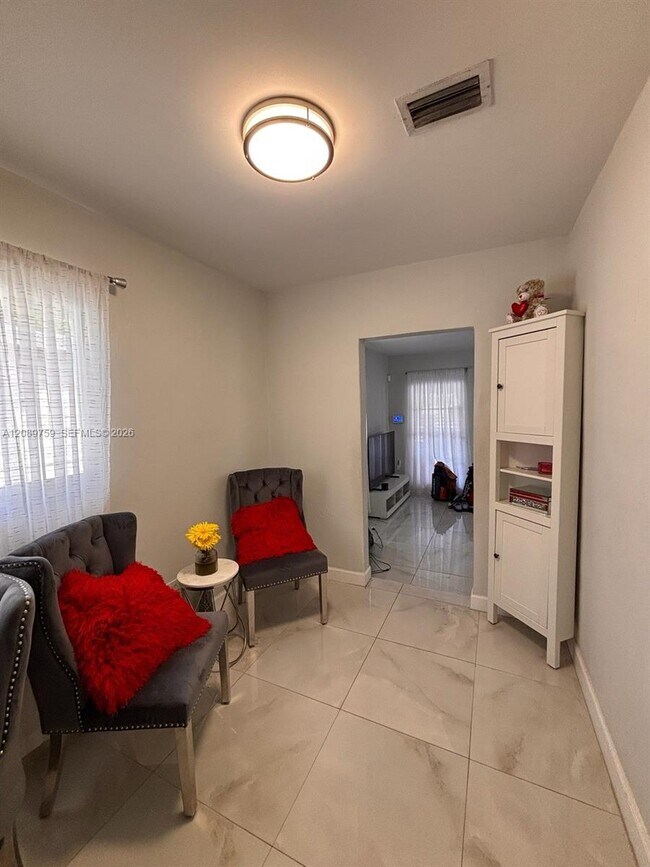 Foto del edificio - 1361 NW 28th St