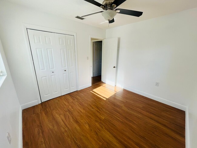 Foto del edificio - 329 N Hart Blvd