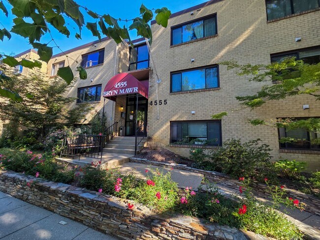 Foto del edificio - 4555 MacArthur Blvd NW