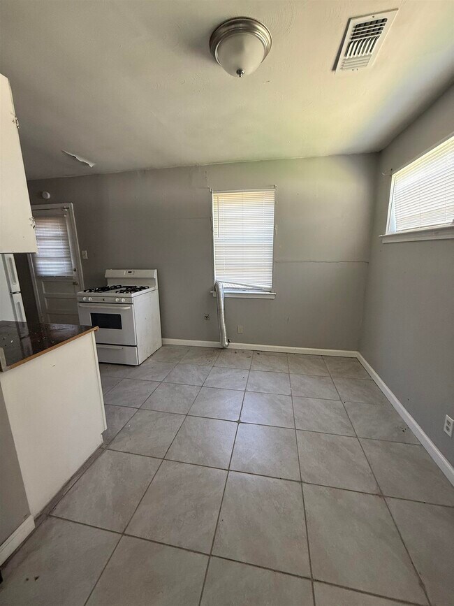Building Photo - 2203 Stovall Ave