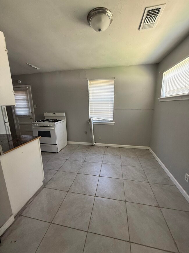 Foto del edificio - 2203 Stovall Ave