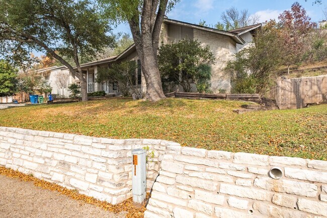 Building Photo - Charming 2-Bedroom, 1-Bath Duplex in North...