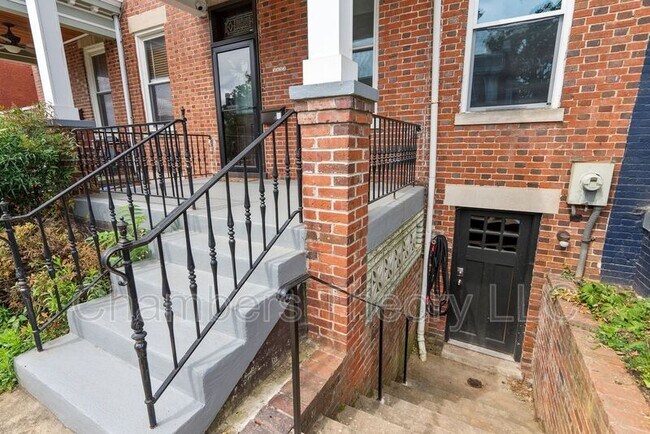 Foto del edificio - 3532 Warder St NW