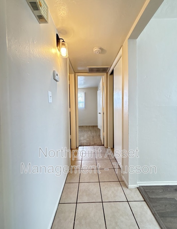 Building Photo - 1550 N Craycroft Rd