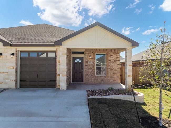 Building Photo - 5104 Rose Gdn Lp