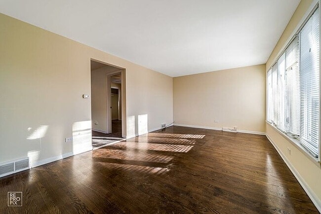 Building Photo - Located in Chicago’s desirable Mount Greenwood neighborhood