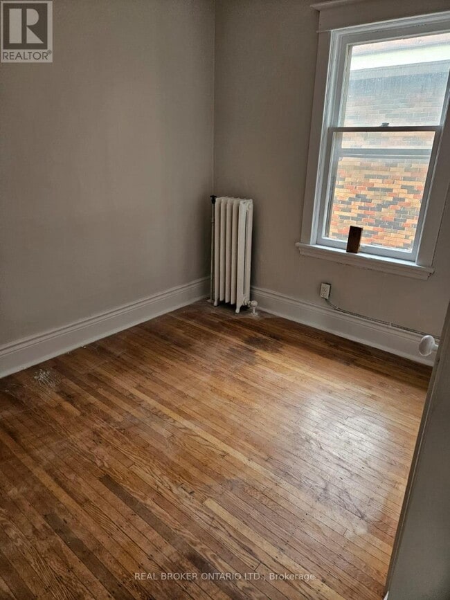 Photo du bâtiment - 985 Main St E