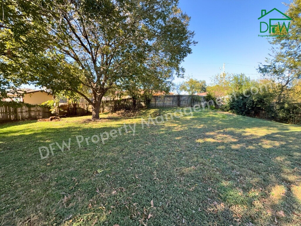 Foto del edificio - Spacious 3-Bedroom Home for Lease with Large Fenced Backyard in Quiet Benbrook Neighborhood