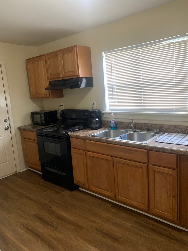 Building Photo - 2 Bedroom 1 bath