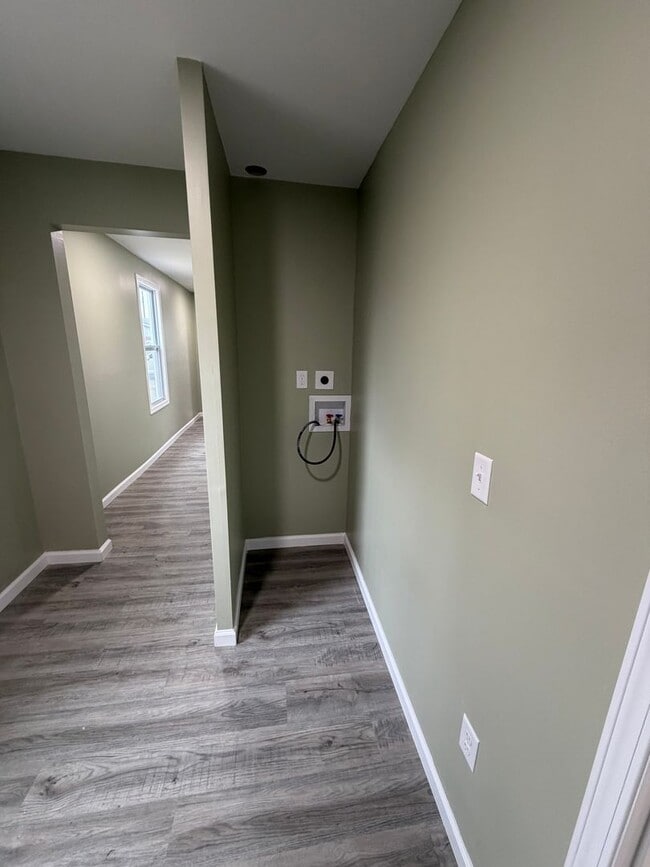 Building Photo - 2BR 1BA Fresh Interior Remodel.