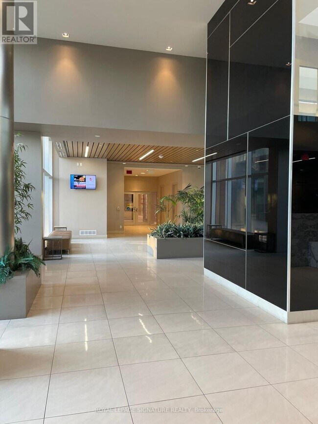 Building Photo - 9608-9608 Yonge St