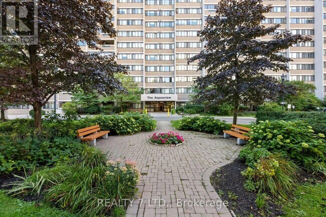 Photo du bâtiment - 50 Elm Dr E
