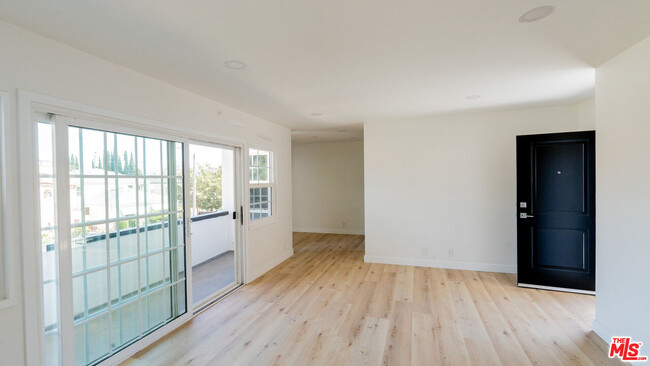 Building Photo - 835 S Sherbourne Dr