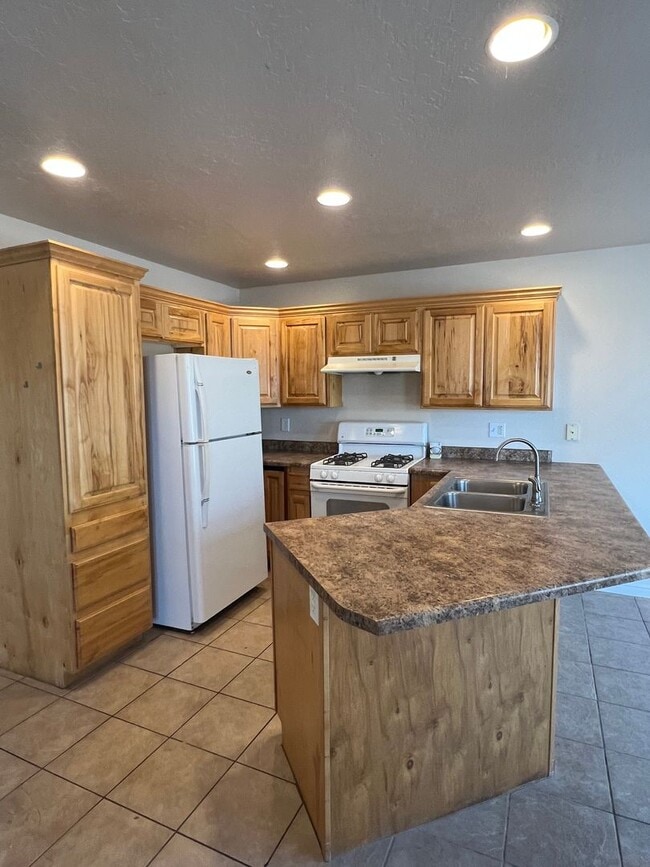 Foto del edificio - Oversized Townhome in Town!