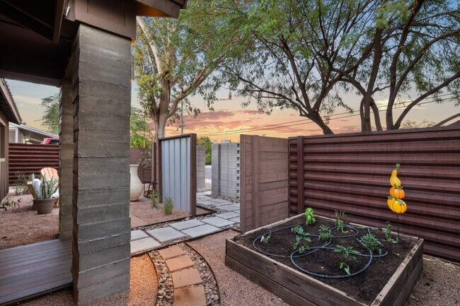 Building Photo - 702 N 72nd Pl