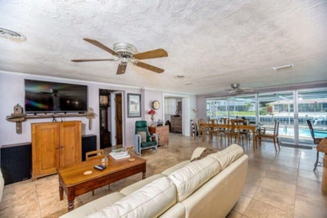 Building Photo - Amazing 3 Bedroom 2 Bath Waterfront Pool Home