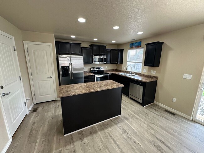 Building Photo - FANTASTIC 3 BEDROOM 2.5 BATHROOM LOCATED I...