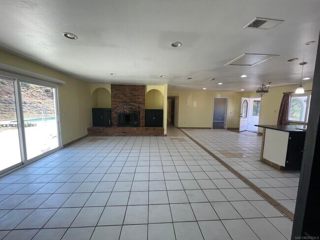 Building Photo - 2248 La Cresta Rd