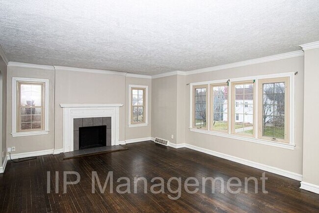 Foto del edificio - Shaker Heights Charm in this 4BR 2BA Tudor...