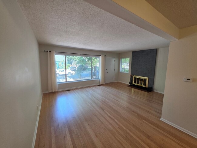 Building Photo - LOCATION! Immaculate 2 Bedroom Apartment S...